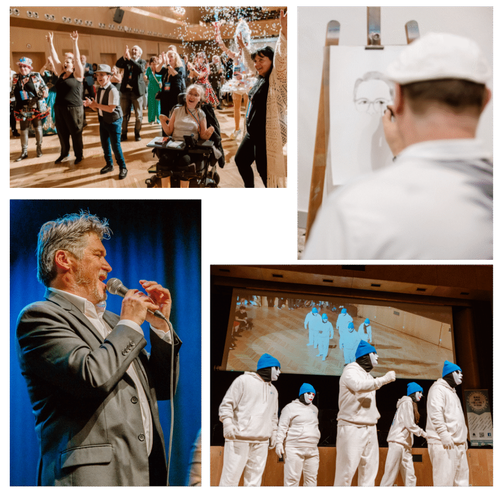 Eine Collage aus vier Fotos zeigt verschiedene Momente einer inklusiven Veranstaltung. Oben links tanzen viele Menschen in festlicher Stimmung in einem Saal, Konfetti fliegt durch die Luft und eine junge Frau im Rollstuhl lächelt, während sie mitten im Geschehen ist. Oben rechts zeichnet ein Künstler auf einer Staffelei ein Porträt; man sieht seinen Rücken und den beginnenden Kopf auf dem Papier. Unten links steht ein Mann im Anzug auf einer Bühne und singt leidenschaftlich in ein Mikrofon. Unten rechts führt eine Gruppe von Menschen in weißen Kostümen und blauen Mützen eine Bühnenperformance vor, während auf einer großen Leinwand hinter ihnen eine Videoaufnahme derselben Szene zu sehen ist.