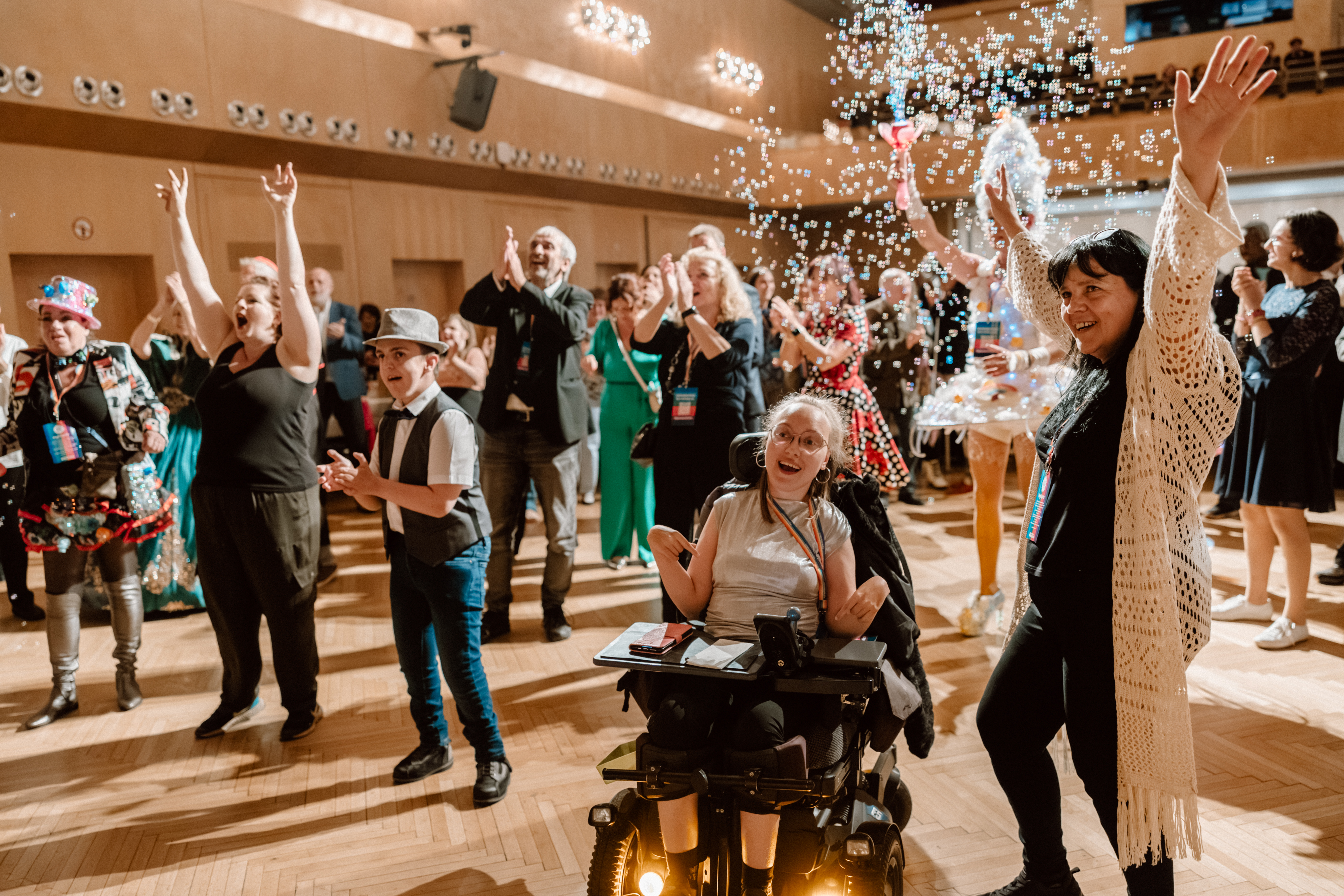 Tanzende Menschen beim Ball der Vielfalt, lachend und feiernd auf dem Parkett